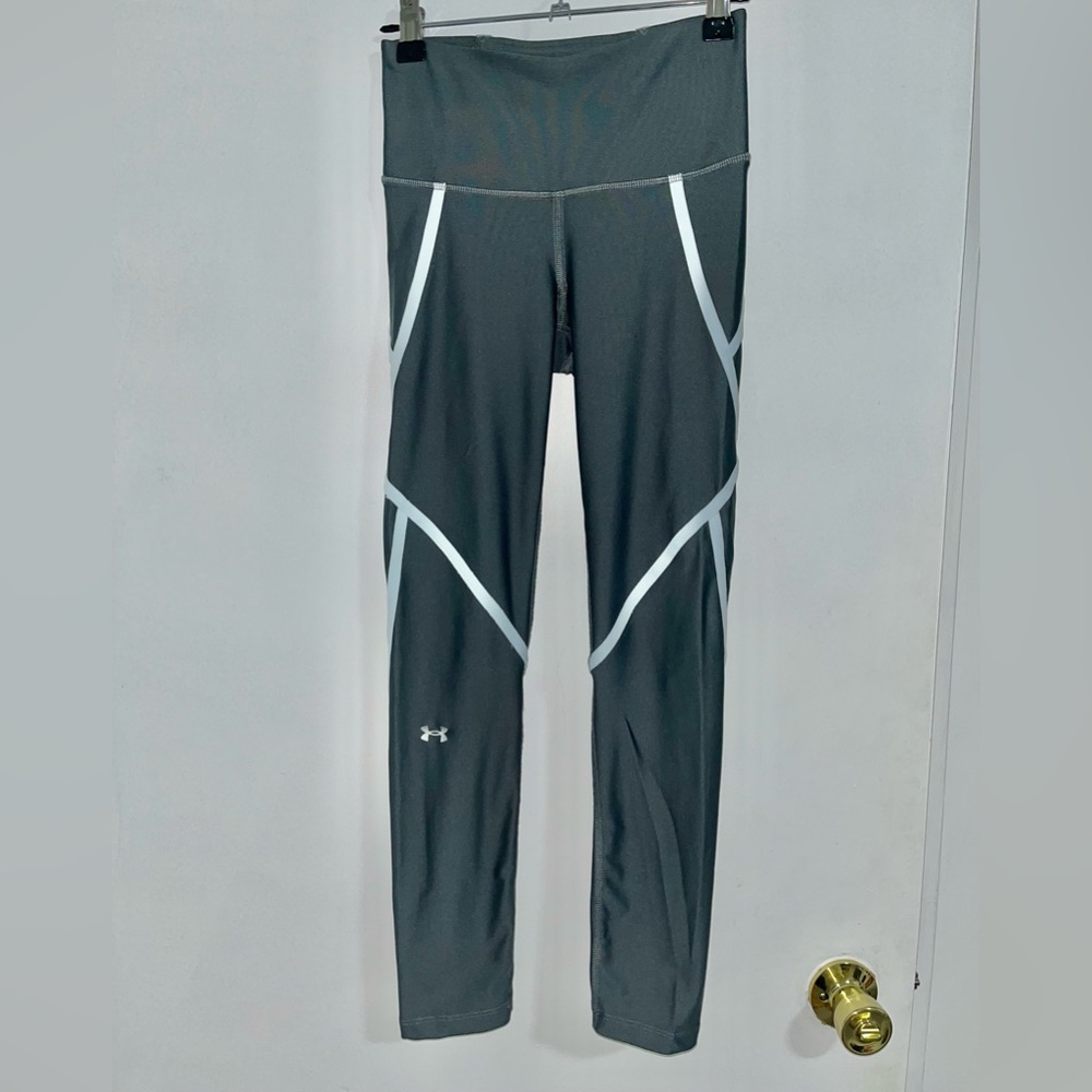 Under Armour HeatGear® compression line design leggings